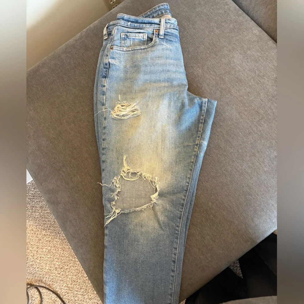 Distressed Straight Women's Jeans - Picture 4 of 5